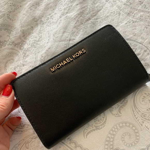 *Brand new authentic MK wallet